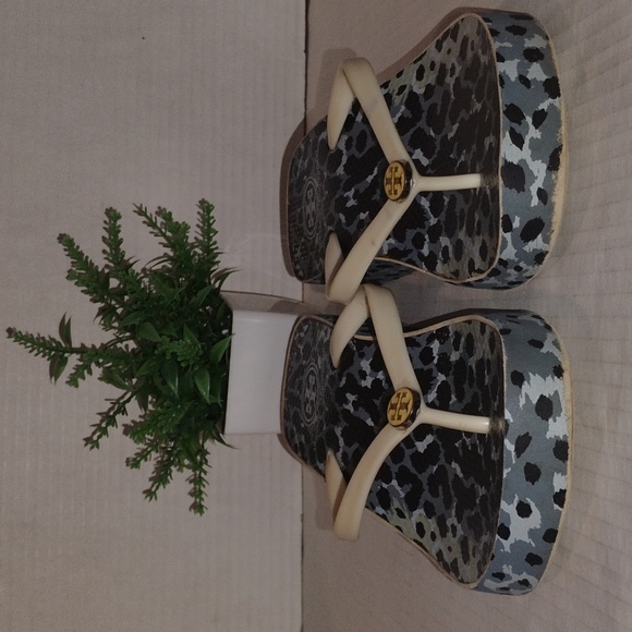 Tory Burch Leopard Print Sandals. Womens size 8. Cream & Black in color. - Picture 12 of 12